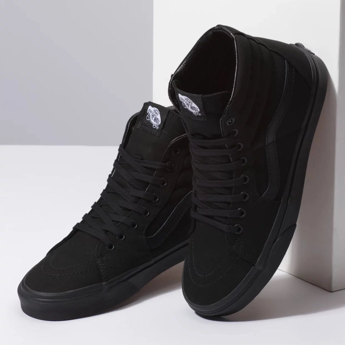 Sk8 hi triple shop black